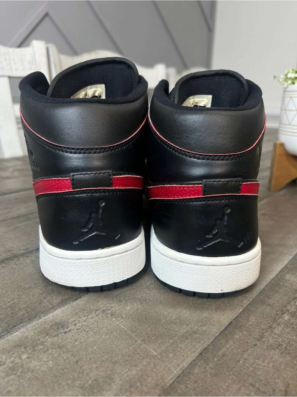 Nike Air Jordan 1 Retro Mid Black Team Red Men’s Sneakers 554724-009 Size 10.5